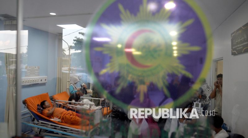 Sejumlah korban ledakan di SMA 72 menjalani perawatan di Instalasi Gawat Darurat RS Islam Cempaka Putih, Jakarta, Jumat (7/11/2025). Sebanyak 27 korban ledakan di SMA 72 menjalani perawatan di RS Islam Cempaka Putih, Jakarta.