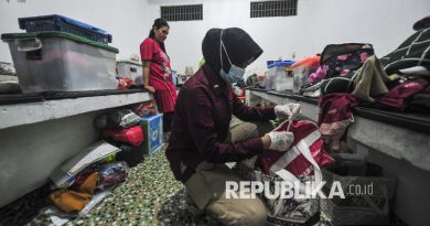 Petugas (kanan) disaksikan seorang warga binaan pemasyarakatan (WBP, kiri) memeriksa isi kamar sel saat razia di Lembaga Pemasyarakatan (LPP) Kelas II B Jambi, Muaro Jambi, Jambi, Sabtu (25/10/2025).