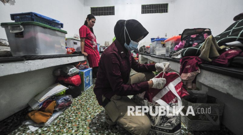 Petugas (kanan) disaksikan seorang warga binaan pemasyarakatan (WBP, kiri) memeriksa isi kamar sel saat razia di Lembaga Pemasyarakatan (LPP) Kelas II B Jambi, Muaro Jambi, Jambi, Sabtu (25/10/2025).