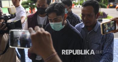 Artis Leonardo Arya atau Onad (tengah) berjalan usai menjalani pemeriksaan kesehatan di Mapolres Metro Jakarta Barat, Jakarta, Ahad (2/11/2025). Onad menjalani pemeriksaan kesehatan usai ditangkap pihak kepolisian pada Kamis (30/10) di wilayah Tangerang Selatan terkait kasus penyalahgunaan narkoba.