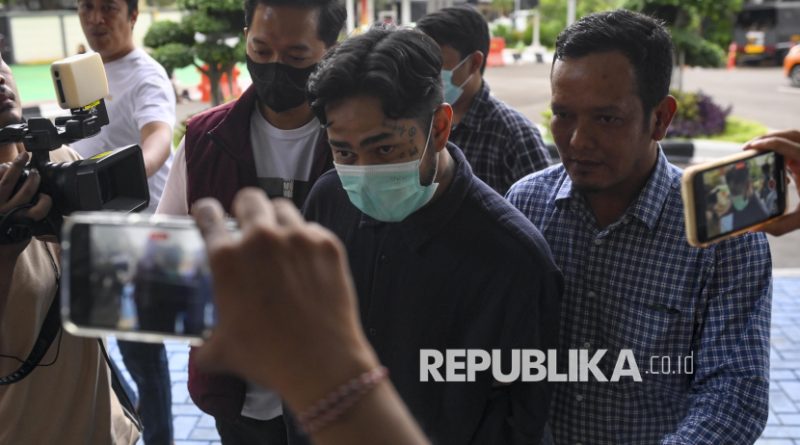 Artis Leonardo Arya atau Onad (tengah) berjalan usai menjalani pemeriksaan kesehatan di Mapolres Metro Jakarta Barat, Jakarta, Ahad (2/11/2025). Onad menjalani pemeriksaan kesehatan usai ditangkap pihak kepolisian pada Kamis (30/10) di wilayah Tangerang Selatan terkait kasus penyalahgunaan narkoba.