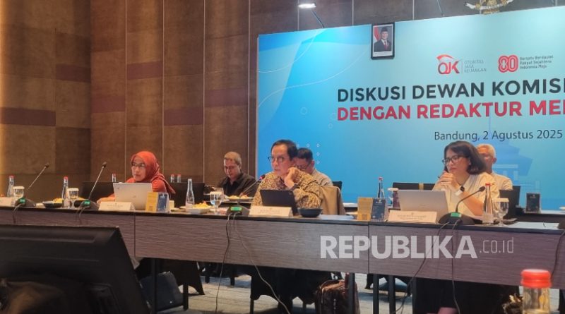 Kepala Eksekutif Pengawas Perbankan Otoritas Jasa Keuangan (OJK) Dian Ediana Rae memberikan paparan dalam pertemuan dengan redaktur media massa di Bandung, Jawa Barat, Sabtu (2/8/2025).