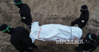 Militan Hamas membawa tas putih yang diyakini berisi jenazah sandera, setelah mengambilnya dari terowongan saat pencarian sisa-sisa sandera di Kota Hamad, Khan Younis, di Gaza selatan, Selasa, 28 Oktober 2025.
