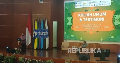 Presiden ke-6 Susilo Bambang Yudhoyono (SBY) saat mengisi kuliah umum dalam acara Peringatan 50 Tahun Ilmu Ekonomi Pertanian IPB: Golden Jubilee dan Temu Alumni Program Studi Ilmu Ekonomi Pertanian di Auditorium Fakultas Ekonomi dan Manajemen (FEM) IPB University, Bogor, Jawa Barat, Kamis (6/11/2025).