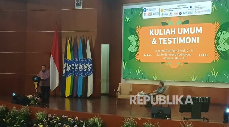 Presiden ke-6 Susilo Bambang Yudhoyono (SBY) saat mengisi kuliah umum dalam acara Peringatan 50 Tahun Ilmu Ekonomi Pertanian IPB: Golden Jubilee dan Temu Alumni Program Studi Ilmu Ekonomi Pertanian di Auditorium Fakultas Ekonomi dan Manajemen (FEM) IPB University, Bogor, Jawa Barat, Kamis (6/11/2025).