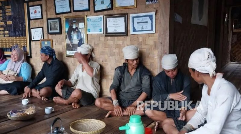 Repan (kanan kedua) warga Badui Dalam, korban kejahatan pembegalan di kawasan Rawasari, Cempaka Putih Jakarta Pusat, tiba di kampung halamannya pada Ahad (16/11/2025).