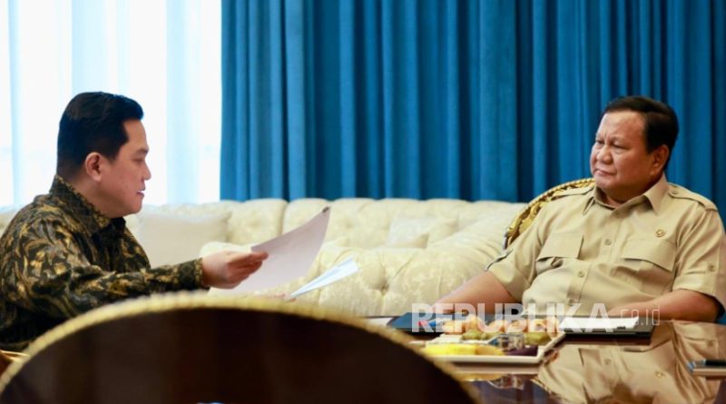 Presiden Prabowo Subianto menerima paparan Menpora Erick Thohir di Istana Merdeka, Jakarta Pusat, Selasa (25/11/2025).