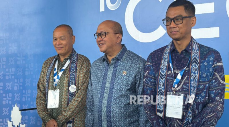 Menteri Investasi dan Hilirisasi/Kepala BKPM sekaligus CEO Danantara, Rosan Perkasa Roeslani & Direktur Utama PT PLN (Persero) Darmawan Prasodjo di sela-sela Acara Kompas100 CEO Forum powered by PLN di ICE BSD City, Tangerang, Banten, Rabu (26/11/2025).