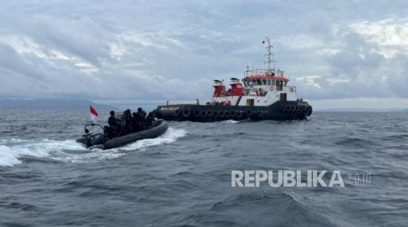 KRI Bung Hatta-370 menangkap dua kapal peggangkut nikel ore untuk PT IMIP, Kabupaten Morowali.