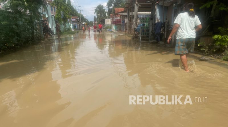 Banjir merendam ratusan rumah warga dan sejumlah sekolah di Desa Gunungsari, Kecamatan Waled, Kabupaten Cirebon, Rabu (19/11/2025) malam hingga Kamis (20/11/2025) pagi.