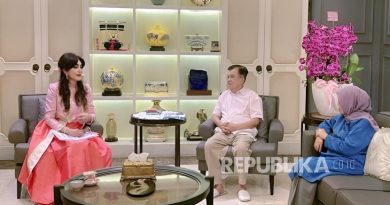 Deby Vinski berbincang bersama Jusuf Kalla.