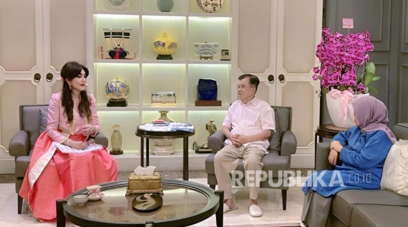 Deby Vinski berbincang bersama Jusuf Kalla.