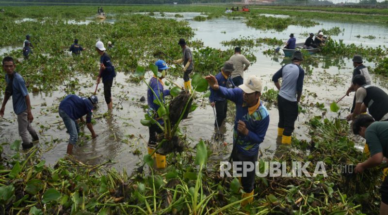 Demi memastikan kualitas air di Kota Batam tetap terjaga, BP Batam bersama-sama masyarakat bergotong royong membersihkan Waduk Duriangkang yang merupakan sumber air bersih.