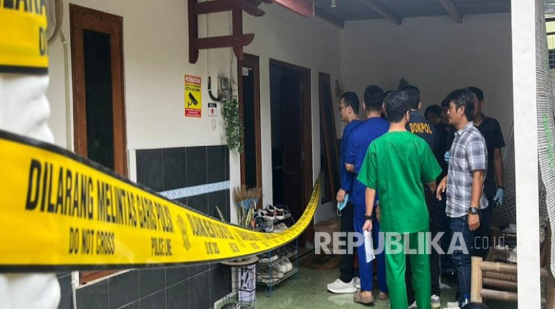 Garis polisi terpasang di lokasi kejadian dugaan pembunuhan di Padukuhan Mejing Wetan, Kalurahan Ambarketawang, Kapanewon Gamping, Sleman, Selasa (4/11/2025).