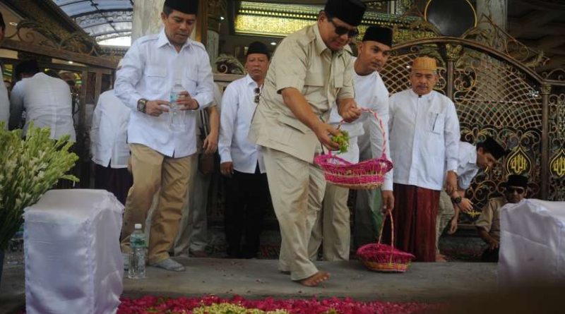 Prabowo Subianto menabur bunga saat ziarah ke makam Syaikhona Kholil di Bangkalan, Jawa Timur.