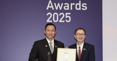 Menteri Koordinator Bidang Infrastruktur dan Pembangunan Kewilayahan Agus Harimurti Yudhoyono (kiri) dianugerahi Nanyang Distinguished Alumni Award 2025, penghargaan tertinggi bagi alumni Nanyang Technological University (NTU) Singapura.