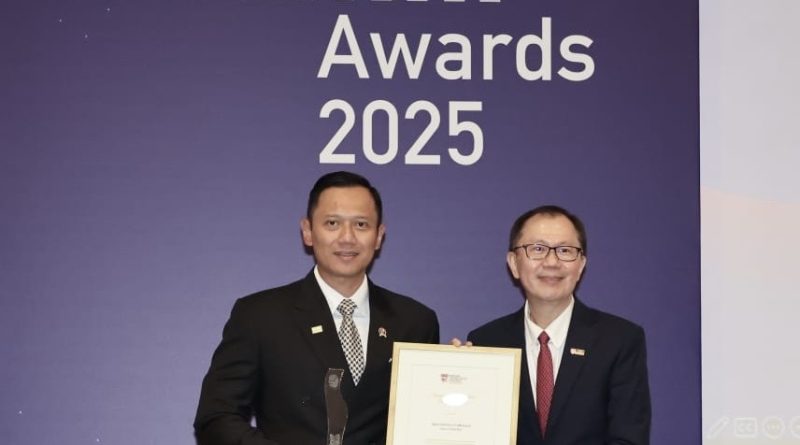 Menteri Koordinator Bidang Infrastruktur dan Pembangunan Kewilayahan Agus Harimurti Yudhoyono (kiri) dianugerahi Nanyang Distinguished Alumni Award 2025, penghargaan tertinggi bagi alumni Nanyang Technological University (NTU) Singapura.