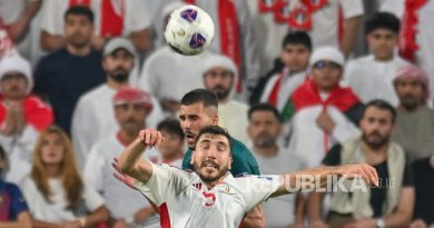 Pemain Irak Hussein Hayder Ali (belakang), dan Ali Eddine Zhir dari UEA melompat untuk merebut bola dalam pertandingan leg pertama play-off Piala Dunia 2026 antara UEA dan Irak di Abu Dhabi, Uni Emirat Arab, Jumat, 14 November 2025 dini hari WIB.