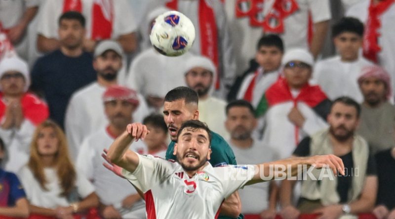 Pemain Irak Hussein Hayder Ali (belakang), dan Ali Eddine Zhir dari UEA melompat untuk merebut bola dalam pertandingan leg pertama play-off Piala Dunia 2026 antara UEA dan Irak di Abu Dhabi, Uni Emirat Arab, Jumat, 14 November 2025 dini hari WIB.