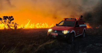 Personel Manggala Aqni Daerah Operasi Sulawesi III berusaha memadamkan Karhutla, di Taman Nasional Rawa Aopa Watumohai (TNRAW) di Kabupaten Bombana, Sulawesi Tenggara, Jumat (26/2/2021). Kawasan ekosistem savana TNRAW terbakar sementara personel Manggala Aqni kesulitan memadamkan api akibat angin kencang serta vegetasi tumbuhan alang-alang dan semak mudah terbakar.