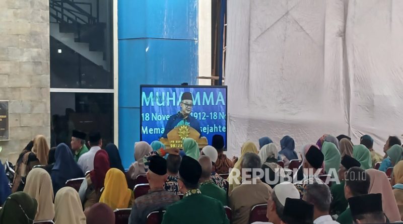 Sekum Muhammadiyah yang juga Mendikdasmen Abdul Muti berbicara melalui tayangan digital kepada warga Muhammadiyah.