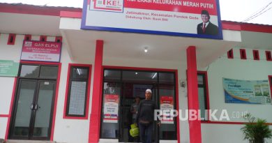 Warga berjalan keluar dari Koperasi Kelurahan Merah Putih (KKMP) Jatimakmur, Bekasi, Jawa Barat, Rabu (29/10/2025).