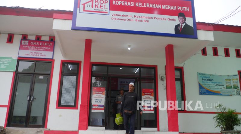 Warga berjalan keluar dari Koperasi Kelurahan Merah Putih (KKMP) Jatimakmur, Bekasi, Jawa Barat, Rabu (29/10/2025).