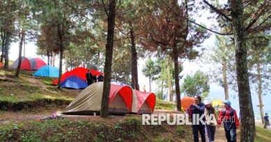 Warna warni puluhan tenda di tempat wisata alam Gunung Putri Lembang, Kabupaten Bandung Barat