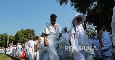 Jamaah calon haji mengikuti manasik di Alun-alun Kabupaten Jombang, Jawa Timur, Sabtu (4/5/2024).