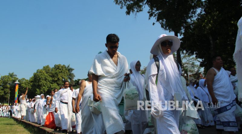 Jamaah calon haji mengikuti manasik di Alun-alun Kabupaten Jombang, Jawa Timur, Sabtu (4/5/2024).