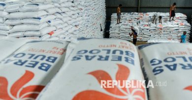 Pekerja memanggul karung berisi beras di gudang Perum Bulog Umbul Tengah, Kota Serang, Banten.
