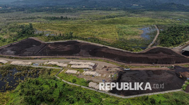 Foto udara tumpukan slag nikel pada kawasan industri pengolahan nikel, di Kecamatan Morosi, Konawe, Sulawesi Tenggara, Kamis (4/9/2025).