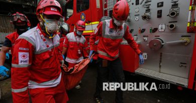 Petugas membawa kantong jenazah korban kebakaran gedung di kawasan Cempaka Baru, Jakarta Pusat, Selasa (9/12/2025). Sebanyak 22 korban yang merupakan karyawan di Gedung Terra Drone tersebut meninggal dunia akibat insiden kebakaran yang terdiri dari 15 orang perempuan dan 7 orang laki-laki, sementara korban selamat sebanyak 19 orang. Kebakaran tersebut terjadi sekitar pukul 12.43 WIB dan berhasil dipadamkan oleh 29 unit mobil damkar dan 101 personel.