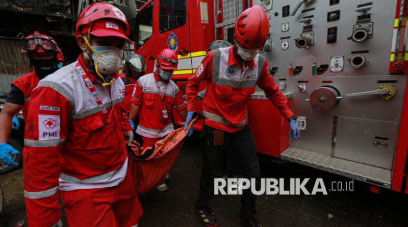 Petugas membawa kantong jenazah korban kebakaran gedung di kawasan Cempaka Baru, Jakarta Pusat, Selasa (9/12/2025). Sebanyak 22 korban yang merupakan karyawan di Gedung Terra Drone tersebut meninggal dunia akibat insiden kebakaran yang terdiri dari 15 orang perempuan dan 7 orang laki-laki, sementara korban selamat sebanyak 19 orang. Kebakaran tersebut terjadi sekitar pukul 12.43 WIB dan berhasil dipadamkan oleh 29 unit mobil damkar dan 101 personel.