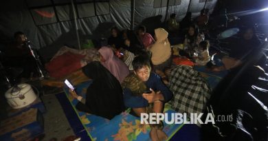 Sejumlah warga korban banjir berada di dalam tenda pengungsian di Desa Pasi Leuhan, Johan Pahlawan, Aceh Barat, Aceh, Kamis (27/11/2025). Banjir yang disebabkan tingginya intensitas hujan dan meluapnya Daerah Aliran Sungai (DAS) Woyla dan Meureubo mengakibatkan 2.652 rumah warga terendam banjir serta ratusan warga terpaksa mengungsi karena debit air semakin meningkat yang berkisar 100 centimeter hingga 150 centimeter.