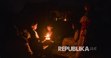 Pengungsi korban banjir bandang berada di tenda darurat di Nagari Salareh Aia Timur, Palembayan, Agam, Sumatera Barat, Ahad (30/11/2025).