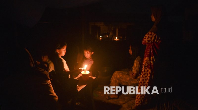 Pengungsi korban banjir bandang berada di tenda darurat di Nagari Salareh Aia Timur, Palembayan, Agam, Sumatera Barat, Ahad (30/11/2025).