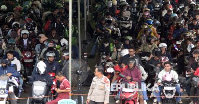 Pemudik bersepeda motor antre sebelum memasuki kapal di Pelabuhan Bakauheni, Lampung Selatan, Lampung, Jumat (4/4/2025).
