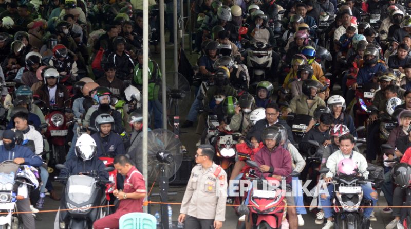 Pemudik bersepeda motor antre sebelum memasuki kapal di Pelabuhan Bakauheni, Lampung Selatan, Lampung, Jumat (4/4/2025).