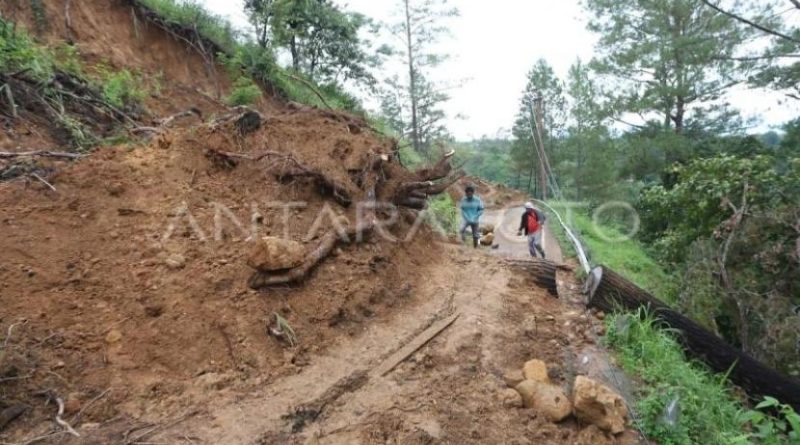 Warga terisolir di Aceh Tengah minta percepatan pembukaan akses desa.