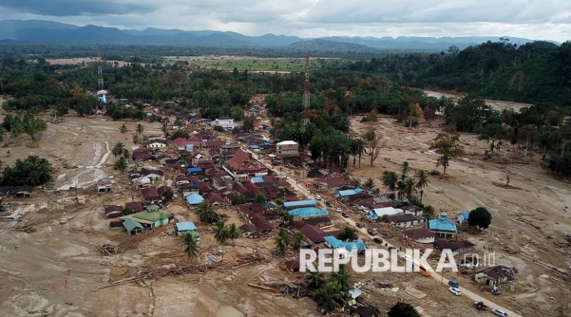 Penampakan Desa Garoga yang luluh lantak diterjang banjir bandang dan tanah longsor di Tapanuli Selatan, Sabtu (6/12/2025). Desa Garoga, Kecamatan Batang Toru, menjadi salah satu daerah paling parah terdampak bencana banjir dan longsor yang melanda Kabupaten Tapanuli Selatan, Sumatera Utara. Sebagian besar rumah warga di desa itu luluh lantak dan hanya menyisakan hamparan tanah lumpur setelah diterjang banjir bandang dan longsor.