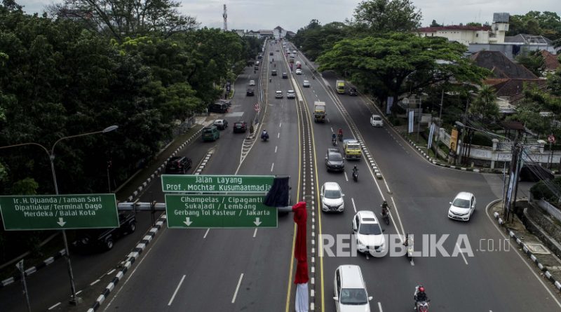 Sejumlah kendaraan melintas di Jalan Layang (Flyover) Prof Mochtar Kusumaatmadja usai diresmikan di Jalan Surapati, Kota Bandung, Selasa (1/3/2022). Pemerintah Provinsi Jawa Barat secara resmi mengganti nama Jalan Layang Pasupati menjadi Jalan Prof Mochtar Kusumaatmadja. Peresmian tersebut merupakan bagian dari prasyarat dalam pengusulan Prof  Mochtar Kusumaatmadja sebagai Pahlawan Nasional dari Jawa Barat. Foto: Republika/Abdan Syakura