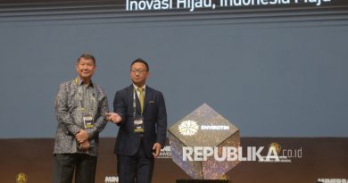 Komisaris Utama Arsari Tambang Hashim Djojohadikusumo bersama Presiden Direktur Arsari Tambang Aryo Djojohadikusumo saat meluncurkan produk timah ramah lingkungan bernama Envirotin pada ajang Mineral dan Batu bara Convention Expo (Minerba Convex) 2025 di Jakarta International Convention Center (JICC), Jakarta, Rabu (15/10/2025). Melalui PT Arsari Tambang, bagian dari Arsari Group, perusahaan meluncurkan produk timah ramah lingkungan bernama Envirotin yang diklaim diproduksi dengan teknologi rendah karbon dan berbasis energi terbarukan. Arsari Group berharap peluncuran Envirotin dapat menjadi langkah nyata menuju hilirisasi industri mineral yang berkelanjutan dan mendukung visi Inovasi Hijau, Indonesia Maju.