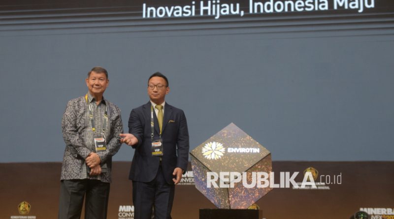 Komisaris Utama Arsari Tambang Hashim Djojohadikusumo bersama Presiden Direktur Arsari Tambang Aryo Djojohadikusumo saat meluncurkan produk timah ramah lingkungan bernama Envirotin pada ajang Mineral dan Batu bara Convention Expo (Minerba Convex) 2025 di Jakarta International Convention Center (JICC), Jakarta, Rabu (15/10/2025). Melalui PT Arsari Tambang, bagian dari Arsari Group, perusahaan meluncurkan produk timah ramah lingkungan bernama Envirotin yang diklaim diproduksi dengan teknologi rendah karbon dan berbasis energi terbarukan. Arsari Group berharap peluncuran Envirotin dapat menjadi langkah nyata menuju hilirisasi industri mineral yang berkelanjutan dan mendukung visi Inovasi Hijau, Indonesia Maju.