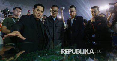 Menteri Pemuda dan Olahraga Erick Thohir, Kepala Badan Pengaturan BUMN Dony Oskaria, Menteri Pariwisata Widiyanti Putri dan Wakil Menteri Pemuda dan Olahraga Taufik Hidayat (kiri-kanan) berbincang saat menghadiri acara Indonesia Sports Summit (ISS) 2025 di GBK Arena, Jakarta, Ahad (7/12/2025).