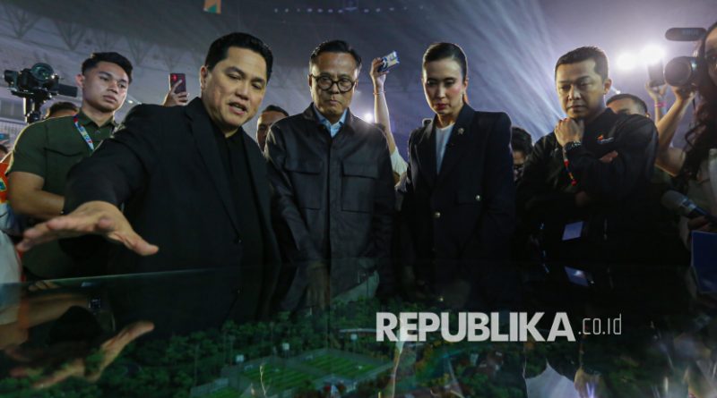 Menteri Pemuda dan Olahraga Erick Thohir, Kepala Badan Pengaturan BUMN Dony Oskaria, Menteri Pariwisata Widiyanti Putri dan Wakil Menteri Pemuda dan Olahraga Taufik Hidayat (kiri-kanan) berbincang saat menghadiri acara Indonesia Sports Summit (ISS) 2025 di GBK Arena, Jakarta, Ahad (7/12/2025).