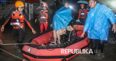 Petugas Basarnas Manado menggunakan perahu karet mengevakuasi lansia yang terjebak banjir di Karame, Manado, Sulawesi Utara, Sabtu (22/3/2025).