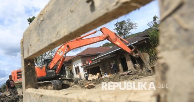 Petugas mengoperasikan alat berat untuk membersihkan material lumpur pascabencana di halaman rumah warga di Desa Rumah Bundar, Ketambe, Aceh Tenggara, Aceh, Ahad (21/12/2025). Kementerian Pekerjaan Umum (PU) melalui Balai Wilayah Sungai (BWS) Sumatera I mengerahkan 21 unit alat berat untuk memulihkan kondisi sungai, tanggul, dan layanan dasar masyarakat pascabencana hidrometeorologi yang melanda sejumlah kabupaten/kota di Aceh.