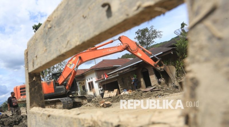 Petugas mengoperasikan alat berat untuk membersihkan material lumpur pascabencana di halaman rumah warga di Desa Rumah Bundar, Ketambe, Aceh Tenggara, Aceh, Ahad (21/12/2025). Kementerian Pekerjaan Umum (PU) melalui Balai Wilayah Sungai (BWS) Sumatera I mengerahkan 21 unit alat berat untuk memulihkan kondisi sungai, tanggul, dan layanan dasar masyarakat pascabencana hidrometeorologi yang melanda sejumlah kabupaten/kota di Aceh.