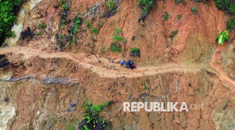 Warga Berjibaku Lintasi Jalan Longsor di Padang Pariaman